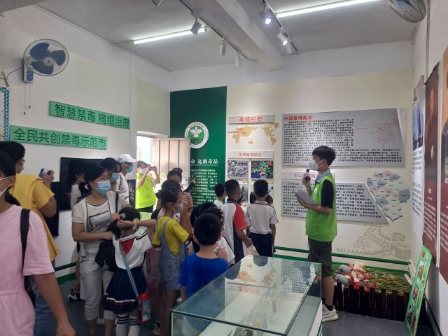 三鄉(xiāng)鎮(zhèn)開展“拒絕毒品，你我同行“禁毒教育基地參觀活動照片1.jpg
