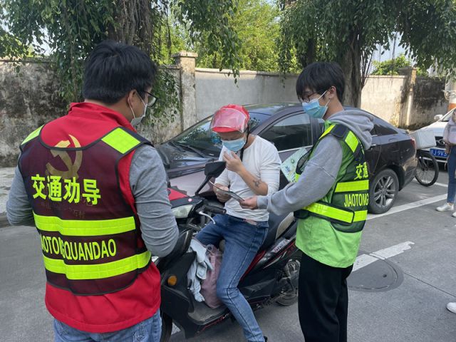 三鄉(xiāng)鎮(zhèn)開展“一盔一帶踐于行 ,安全守護不毒行”宣傳活動照片1.jpg