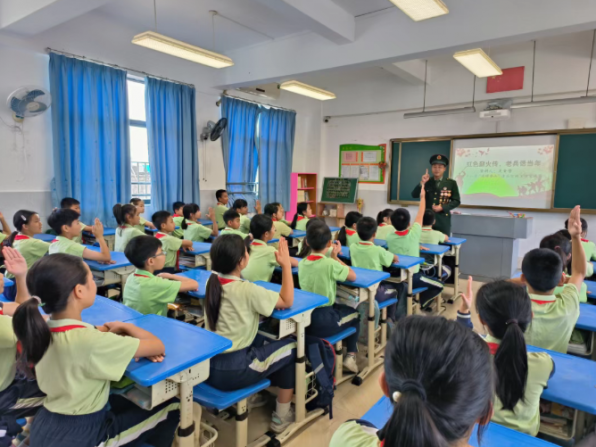 中山優(yōu)秀退役軍人為學(xué)子點(diǎn)亮愛國強(qiáng)軍夢(mèng)